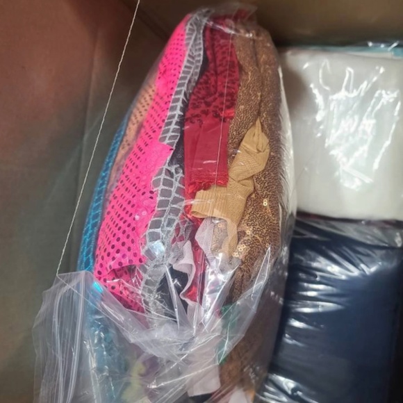 🎀Huge 5lbs Crafters Dream MYSTERY FABRIC box!🎀 - Picture 2 of 5